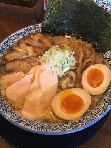 「背脂のこく煮干しらぁめんご馳走盛り」@千葉房総 麺のマルタイの写真