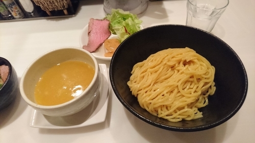 「つけそば（中） 900円 + 炙りチャーシュー丼 320円」@麺や 彩～iro～の写真