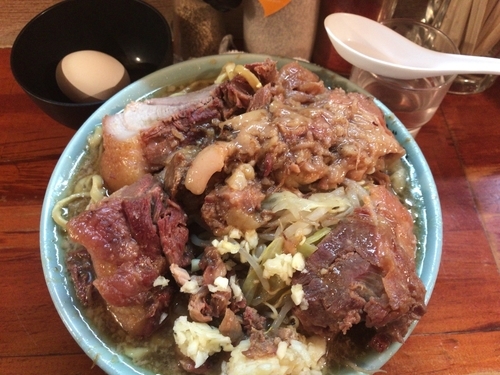 「豚(ニンニク、アブラ)＋生玉子1210円」@ラーメン富士丸 西新井大師店の写真