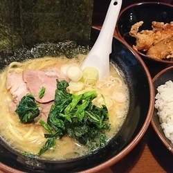 豚骨醤油ラーメン+のり+ライス+からあげ