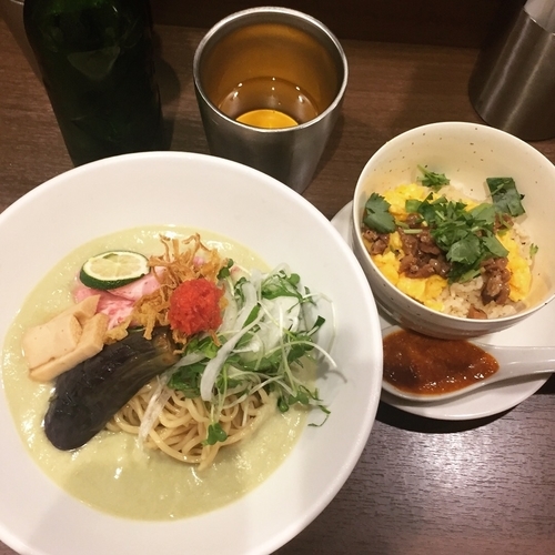 「青豆と静岡茶の冷製すりながしラーメン(セット)1000円他」@八咫烏の写真