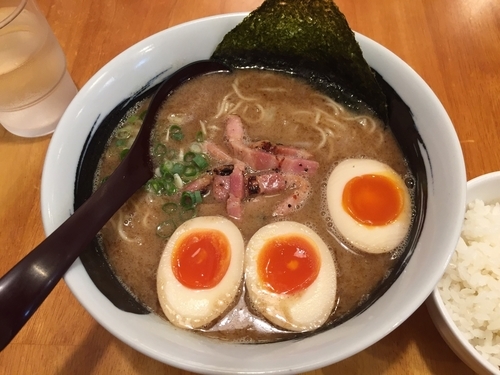 「星油とんこつ+味玉+ライス(¥800+¥100+無料)」@麺屋 共鳴りの写真