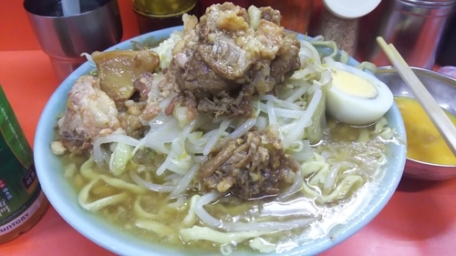 「富士丸ラーメン（にんにく・あぶら）¥850＋生卵¥60」@ラーメン富士丸 神谷本店の写真
