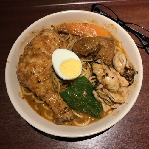 「チキンのスープカレースパ（4辛）＋広島産カキ」@べいらっきょの写真