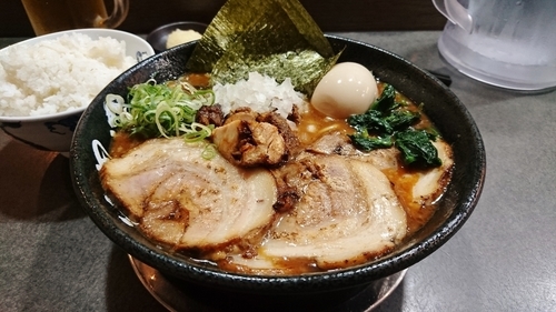 「チャーシュー黒ハード+味玉+大盛り+替玉+ライス大+ビール」@次男坊 BLACK REDの写真