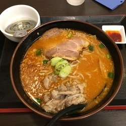 お肉屋さんの肉盛ラーメン 味噌