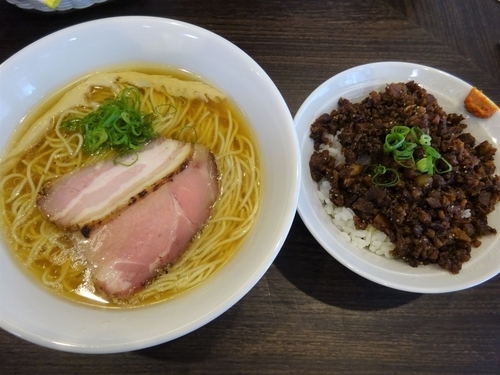「塩ラーメン 680円 ＋ チャーシューご飯 120円」@かしわぎの写真