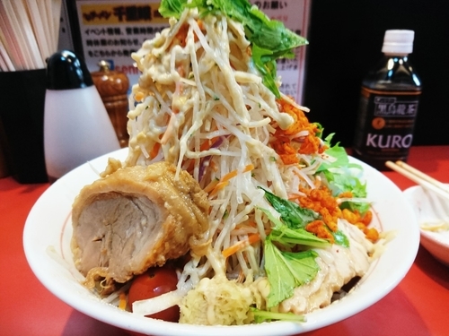 「冷やし中華＋豚(ﾔｻｲ・ｼｮｳｶﾞ・ｶﾗｱｹﾞ・ｶﾞﾘﾏﾖ)」@千里眼の写真