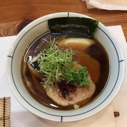 貝出汁中華  黒醤油  900円