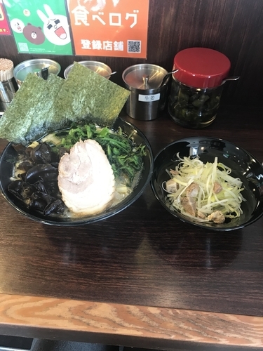 「ラーメン キクラゲ ほうれん草 白髪ネギ」@横浜家系ラーメン せんげん家の写真