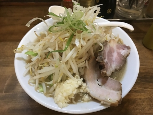 「がっつりラーメン中盛 810円 野菜増量 ランチ無料」@ラーメン岩佐 下鶴間店の写真
