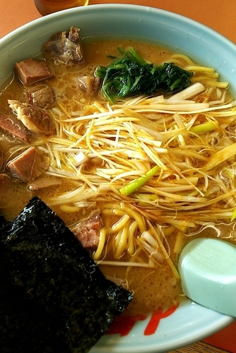 「醤油ネギラーメン 海苔増し コロチャー」@ラーメン山岡家 鷲宮店の写真