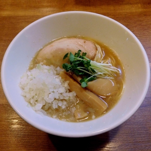 「玉ネギ煮干しそば（880円）」@煮干しそば 虎空の写真