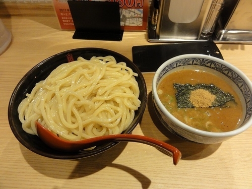 「つけ麺大盛　オープン価格380円（半額）」@つけ麺専門店 三田製麺所 蒲田東口店の写真