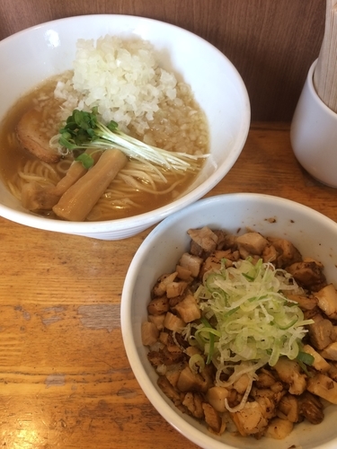 「玉ねぎ煮干しそば＋炙りチャーシューどん」@煮干しそば 虎愼の写真