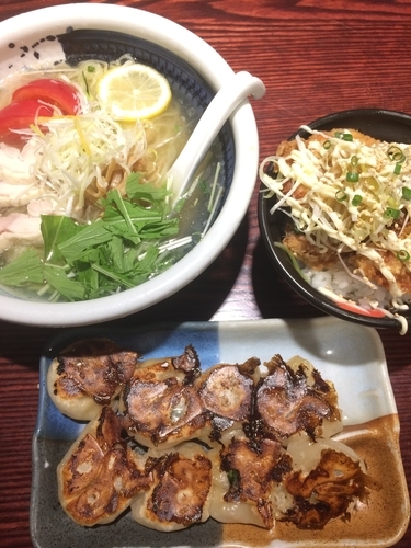 「冷やしラーメン(ノーマル)+一口チーズ餃子+唐揚げ丼」@俺流塩らーめん 神宮前店の写真