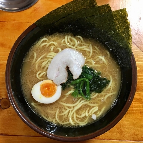 「らーめん750円 カタめ濃いめ」@横浜らーめん 鶴壱家の写真