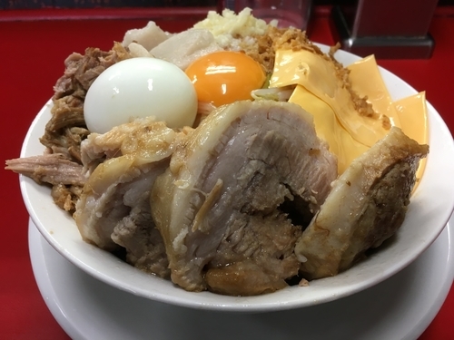 「味噌汁なし 麺半分150g+豚増し+ほぐし+味玉+Wチーズ」@豚男 -BUTAMEN-の写真