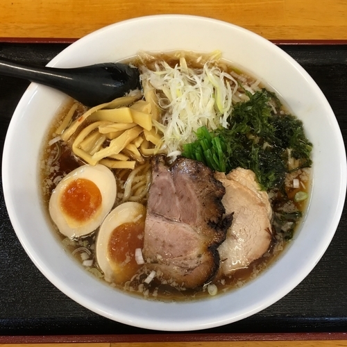 「醤油らーめん 全部入り (880円)」@みやび屋の写真