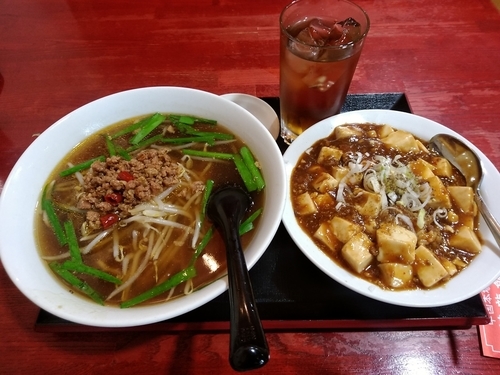 「ラーメンセット(台湾ラーメン＋麻婆豆腐丼)880円」@中国本場的料理 華龍飯店 高崎モントレー店の写真