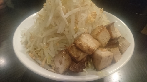 「汁なし(大盛)＋炙りチャーシュー」@らーめん破顔おおびるの写真