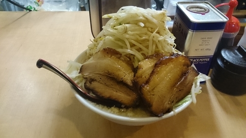 「小豚らーめん・大盛(野菜盛り盛りあぶら盛り盛り)￥１０００」@麺屋 蔦重 八丁畷店の写真