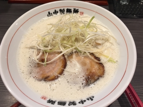 「鶏豚白湯らーめん」@やまなか製麺所の写真