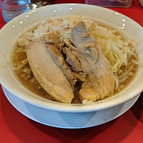 「ラーメン小＝麺200g　野菜マシ　にんにくノーマル　背脂マシ」@ラーメン 豚珍の写真