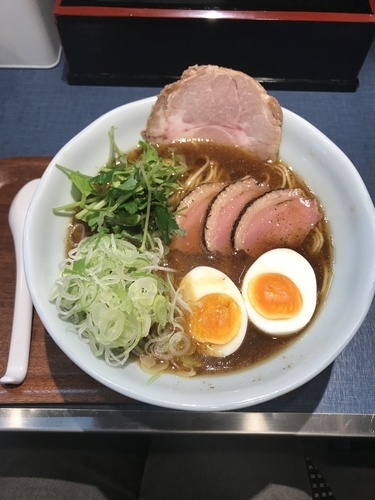 「にほんいち醤油そば 大盛り無料」@麺巧 潮の写真