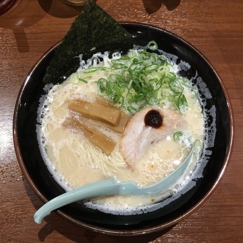 「博多とんこつらぁ麺（サマーフェス企画でワンコイン！）」@横浜家系ラーメン 壱角家 三鷹店の写真