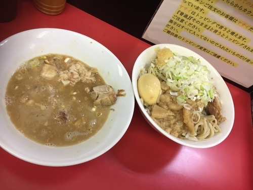 「つけ麺(大)¥900ヤサイハンブンネギマシマシニンニクアブラ」@ラーメン一心の写真