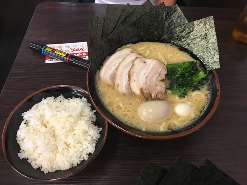 「スペシャル（醤油、大盛り）＋中ライス」@横浜家系ラーメン 大黒家の写真