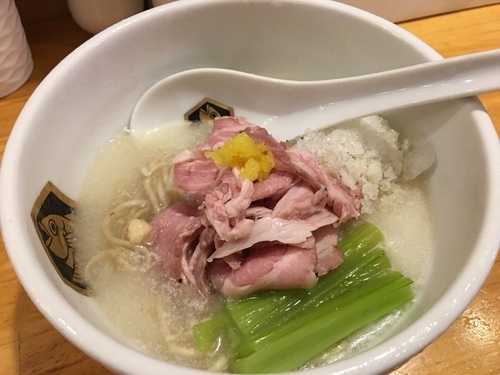 「冷やし真鯛らーめん 800円 麺少なめ仕様」@真鯛らーめん 麺魚の写真
