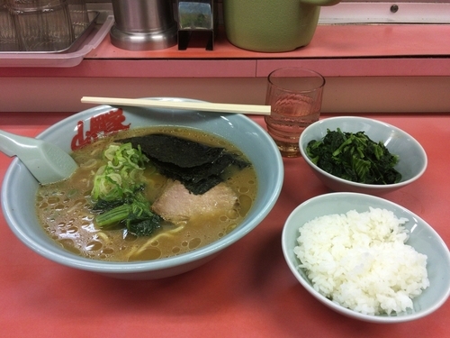「醤油ラーメン 中盛 ほうれん草」@ラーメン山岡家 牛久店の写真