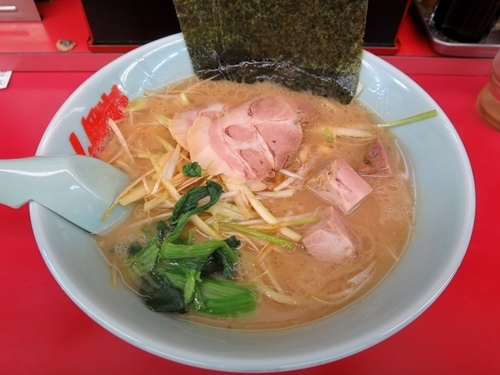 「醤油ネギラーメン ７４０円 ※クーポンでチャーシュー２枚」@ラーメン山岡家 小山田間店の写真