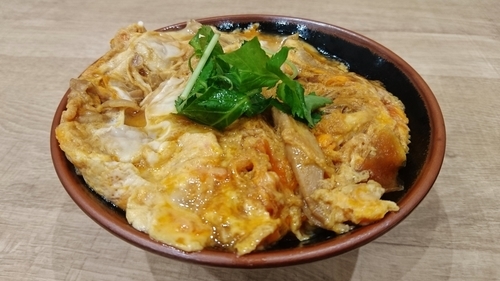 「店舗限定/親子丼+季節限定/旨辛肉つけうどん」@丸亀製麺 イオンモール日の出店の写真
