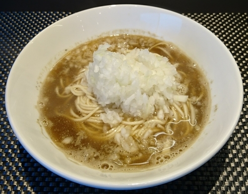 「かけそば&替え玉＋玉ねぎ増し」@煮干乱舞の写真