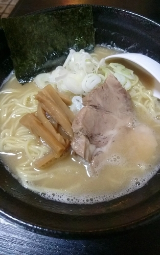「豚骨しょうゆラーメン」@ラーメン山車の写真