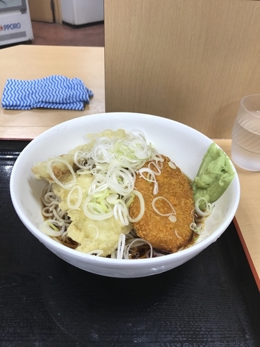 「冷やしミックス天そば」@梅もと 船橋店の写真