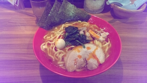 「赤辛家系ラーメン、大盛」@壱角家 鶴川店の写真