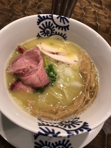 「純鶏そば 780円＋窯焼きチャーシュー2枚 150円」@特級鶏蕎麦 龍介の写真