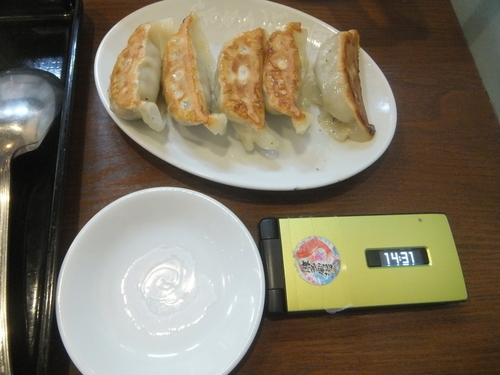 「餃子5個320円(クーポンで無料)＆鉄板イタめし海老」@らあめん花月嵐 松戸六実店の写真