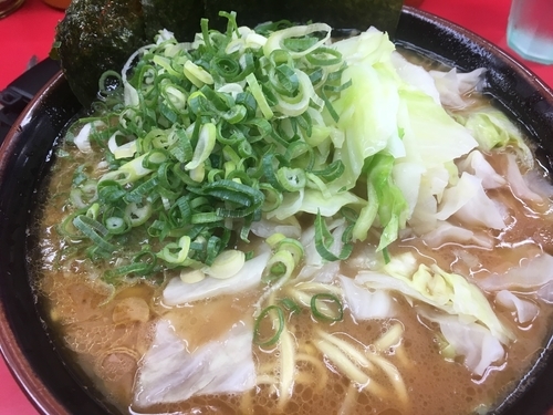 「ラーメン［中盛り］」@ラーメン杉田家の写真