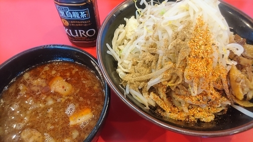 「辛いつけ麺 300g、辛さ1.5倍＋鶏ほぐし＋黒烏龍茶」@麺屋 桐龍の写真