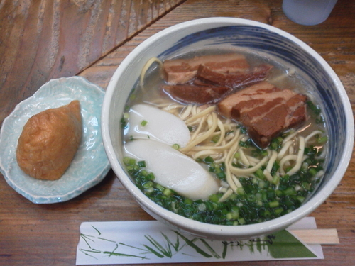 「沖縄そば540＋いなり60＝600円」@あじゃずの写真