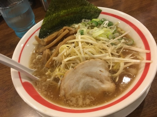 「豚骨醤油ネギ」@らーめん屋 あじとら 狭山笹井店の写真