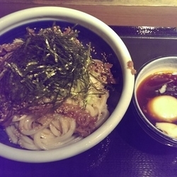 うま辛肉つけうどん、増量