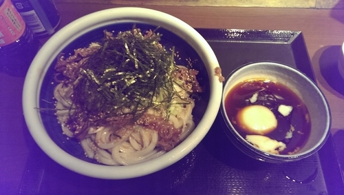 「うま辛肉つけうどん、増量」@丸亀製麺 下北沢店の写真