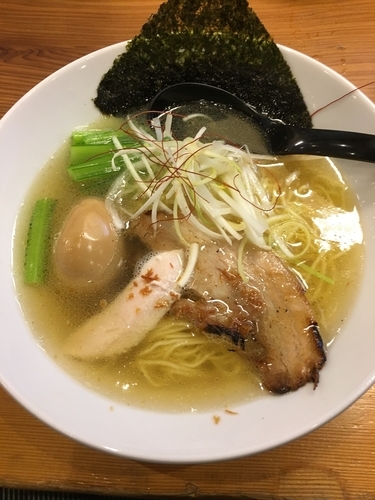 「純鶏ホタテ塩らーめん+味玉」@三代目麺処 「まるは」極 船橋店の写真
