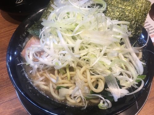 「豚骨醤油ネギ」@らーめんアカテングの写真